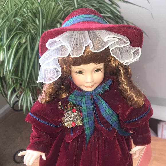 NIB Paradise Galaries of the World’s Finest Porcelain Dolls NOELLE - Picture 8 of 14